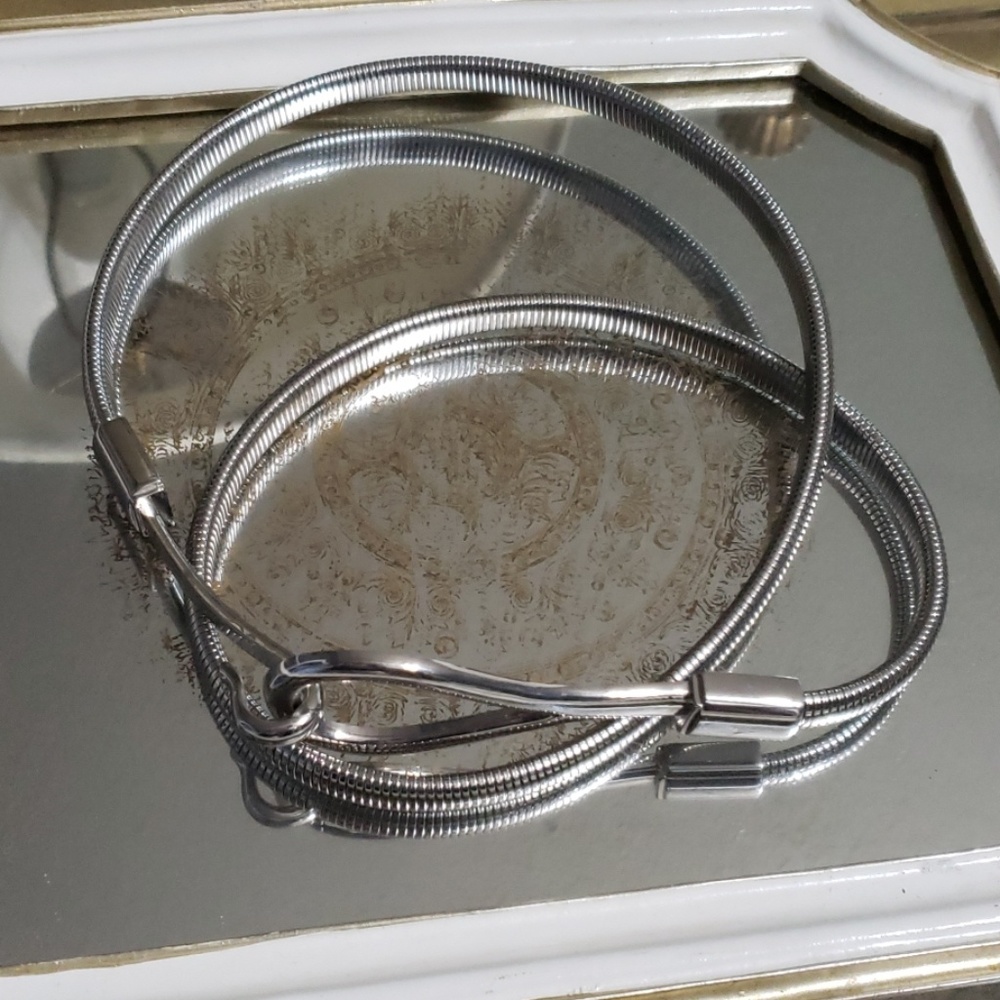 CHICO'S S SILVER TONE STRETCHY BELT.